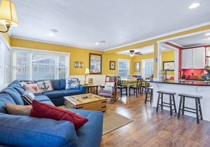 315E Upper: Spacious, Remodeled, Colorful Upper Level Duplex, Quiet Street, WIFI