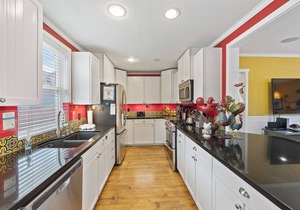 315E Upper: Spacious, Remodeled, Colorful Upper Level Duplex, Quiet Street, WIFI