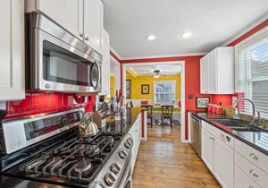 315E Upper: Spacious, Remodeled, Colorful Upper Level Duplex, Quiet Street, WIFI