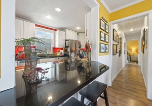 315E Upper: Spacious, Remodeled, Colorful Upper Level Duplex, Quiet Street, WIFI