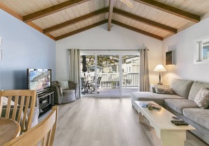318CL Upper: Spacious Avalon Home, Cathedral Ceilings, Ample Balcony, Mtn Views
