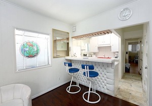 319CE: Budget-friendly Cottage, 2.5 Blocks to Beach and Shops + WIFI