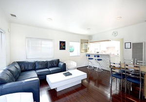 319CE: Budget-friendly Cottage, 2.5 Blocks to Beach and Shops + WIFI