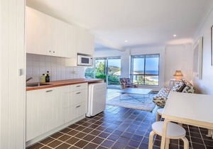 '33 Degrees - Stunning Views' by Accom Holidays