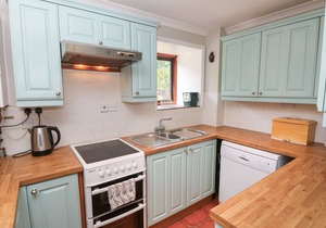 4 AFTON BARNS, pet friendly, character holiday cottage in Freshwater