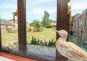 4 AFTON BARNS, pet friendly, character holiday cottage in Freshwater