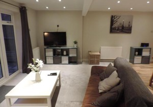 4 Bed Farnborough Air Accommodation