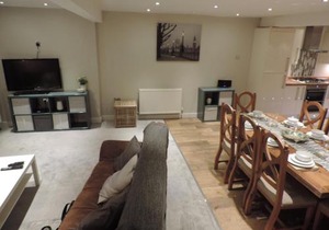 4 Bed Farnborough Air Accommodation