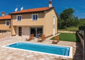 4 bedroom accommodation in Putini