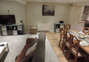 4 Bedroom Farnborough Airport Accommodation