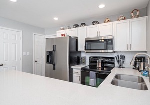 4 Bedroom Home in Tempe - covered porch, yard, garage, laundry