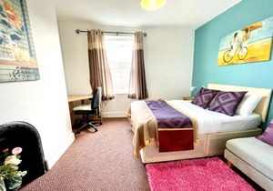 4 bedroomed maisonette in City Centre, near Barbican & Seafront