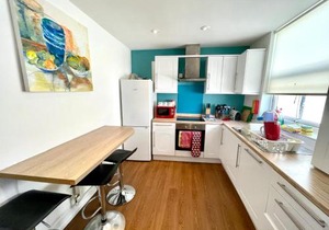 4 bedroomed maisonette in City Centre, near Barbican & Seafront