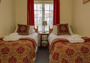 4 Bell Lodge, - sleeps 7 guests in 3 bedrooms