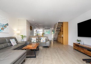 4 James Cook Apartments - renovated beachside pad