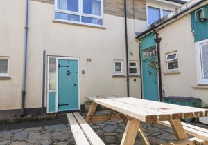 4 Thornlea Mews