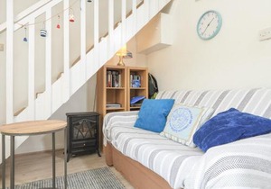 4 Thornlea Mews