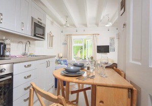 4 Thornlea Mews