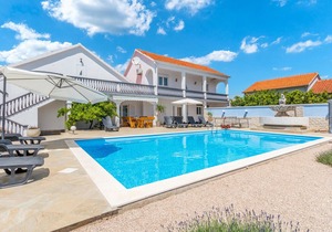 5 bedroom accommodation in Tinj