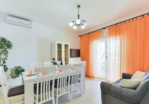 5 bedroom accommodation in Tinj