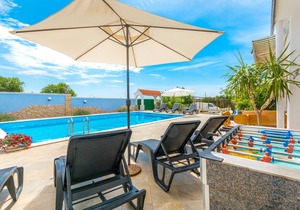 5 bedroom accommodation in Tinj