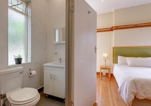51 on York Unit 1 with PRIVATE Bathroom