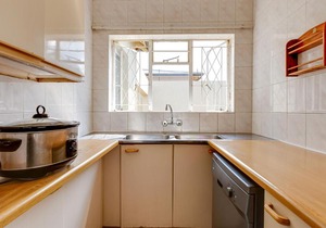 51 on York Unit 4 with PRIVATE Bathroom