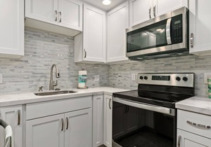 617 Just Listed - Fresh, Free Wifi and Parking 617