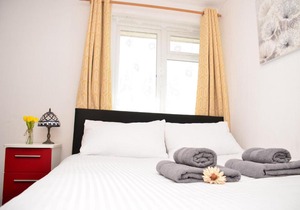 (7SM-13)Dreams Serviced Accommodations- Staines/Heathrow