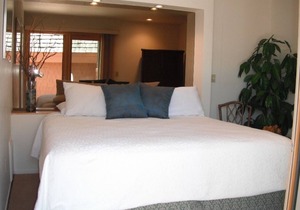 #8 Hotel Room - small & private - w/peek lake views, access to dock & beach