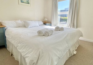 9 Slipway - Estuary views with parking, a 2 minute walk to Rock beach.