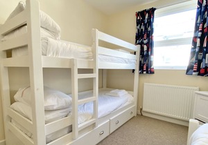 9 Slipway - Estuary views with parking, a 2 minute walk to Rock beach.