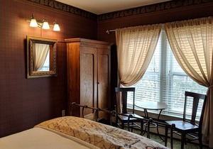 A cozy 2nd Floor Queen Room 143 sqft Bed & Breakfast in Downtown Shelburne! TRA