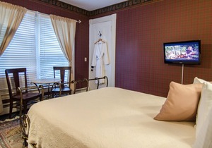 A cozy 2nd Floor Queen Room 143 sqft Bed & Breakfast in Downtown Shelburne! TRA