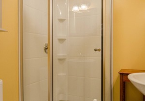 A cozy 2nd Floor Queen Room 143 sqft Bed & Breakfast in Downtown Shelburne! TRA