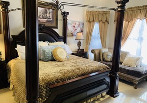 A Rare Gem. ! Perfect Getaway !20 Min Frm Airport. Luxury home, 6 bedrooms