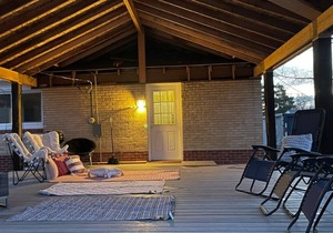 A Sparkling One-bed APT w/Fast Wi-Fi, TV & Queen Bed, in Nice Neighborhood!