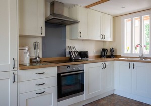 A sudeley castle cottage that sleeps 4 guests in 2 bedrooms