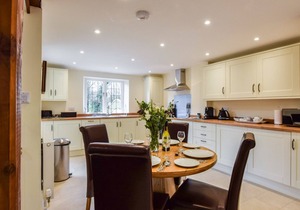 A sudeley castle cottage that sleeps 4 guests in 2 bedrooms