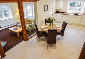 A sudeley castle cottage that sleeps 4 guests in 2 bedrooms