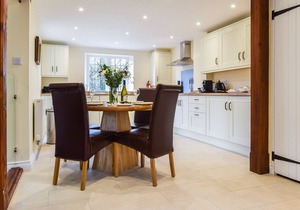 A sudeley castle cottage that sleeps 4 guests in 2 bedrooms