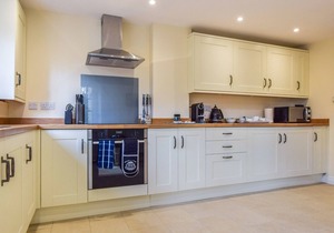A sudeley castle cottage that sleeps 4 guests in 2 bedrooms