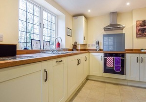 A sudeley castle cottage that sleeps 4 guests in 2 bedrooms