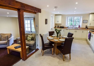 A sudeley castle cottage that sleeps 4 guests in 2 bedrooms