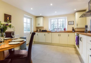 A sudeley castle cottage that sleeps 4 guests in 2 bedrooms