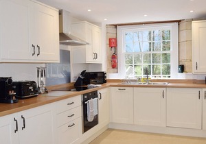 A sudeley castle cottage that sleeps 5 guests in 3 bedrooms