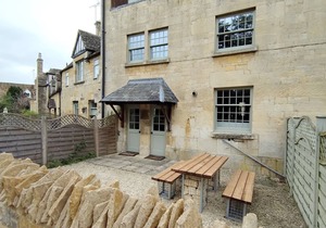 A sudeley castle cottage that sleeps 5 guests in 3 bedrooms
