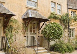 A sudeley castle cottage that sleeps 5 guests in 3 bedrooms