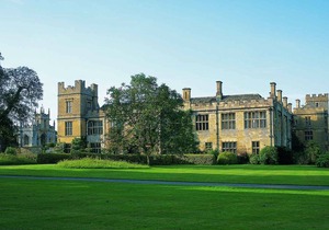 A sudeley castle cottage that sleeps 5 guests in 3 bedrooms