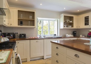 A sudeley castle cottage that sleeps 14 guests in 7 bedrooms